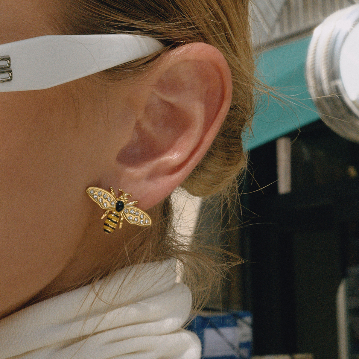Bee Sparkly – detail zlatých náušnic včelky se zirkony